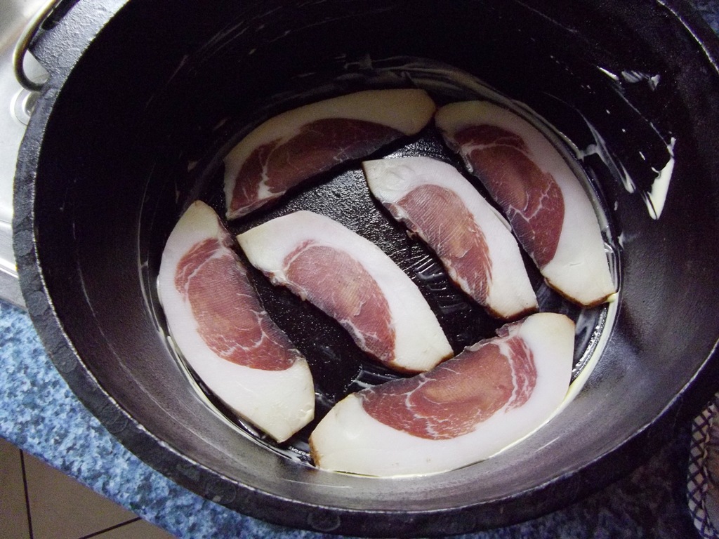 Den DOpf gut einfetten(schweineschmalz) oder mit<br />speckstreifen auslegen.