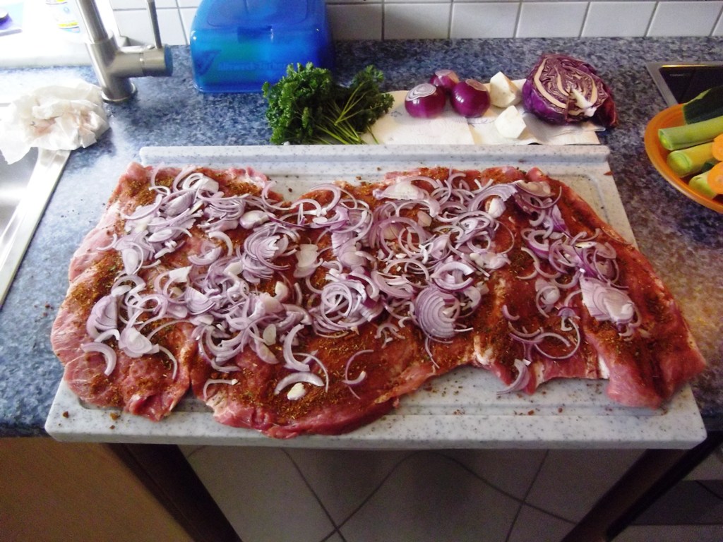 Nun kommt die &quot;auflage&quot;,<br />Gyros-gewürzmischung, zwiebeln und<br />rotkraut.