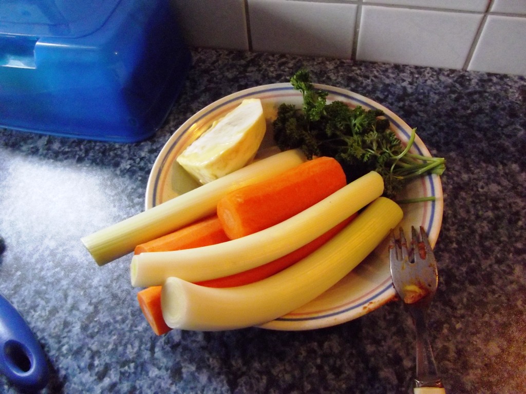 Reichlich frisches wurzelgemüse+zwiebeln