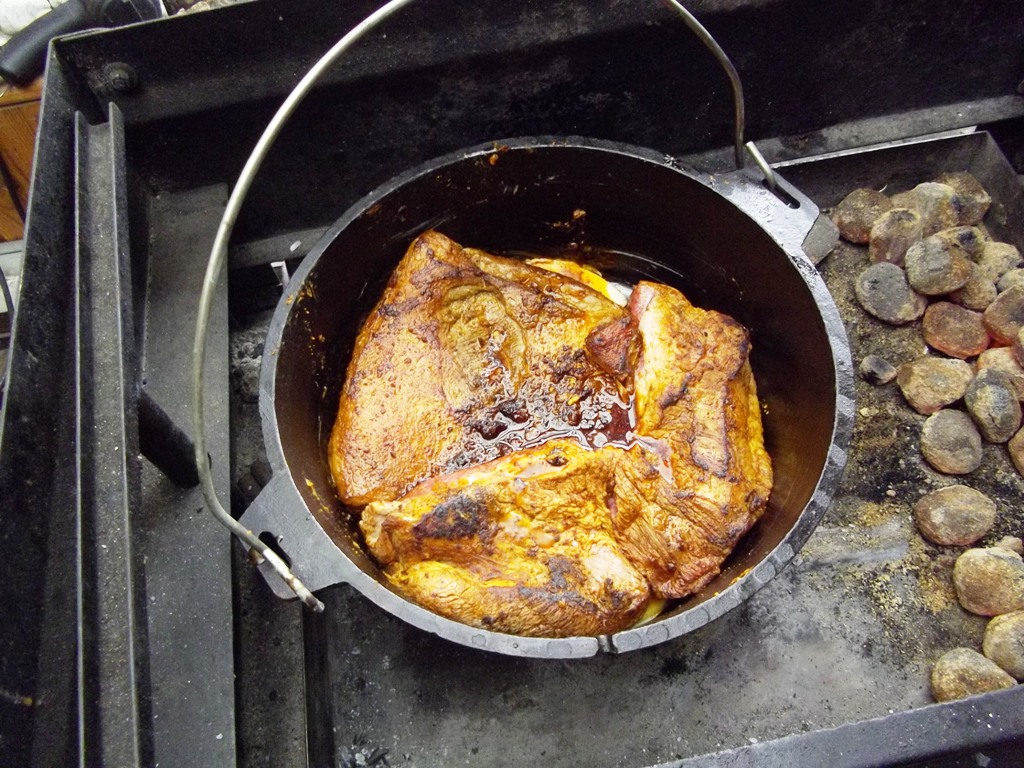 Das fleisch würzen und anbraten