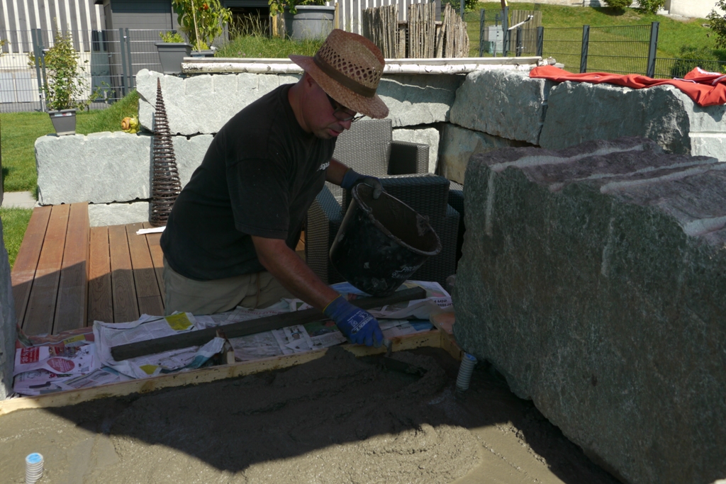 Kübel um Kübel wird der Beton eingebracht