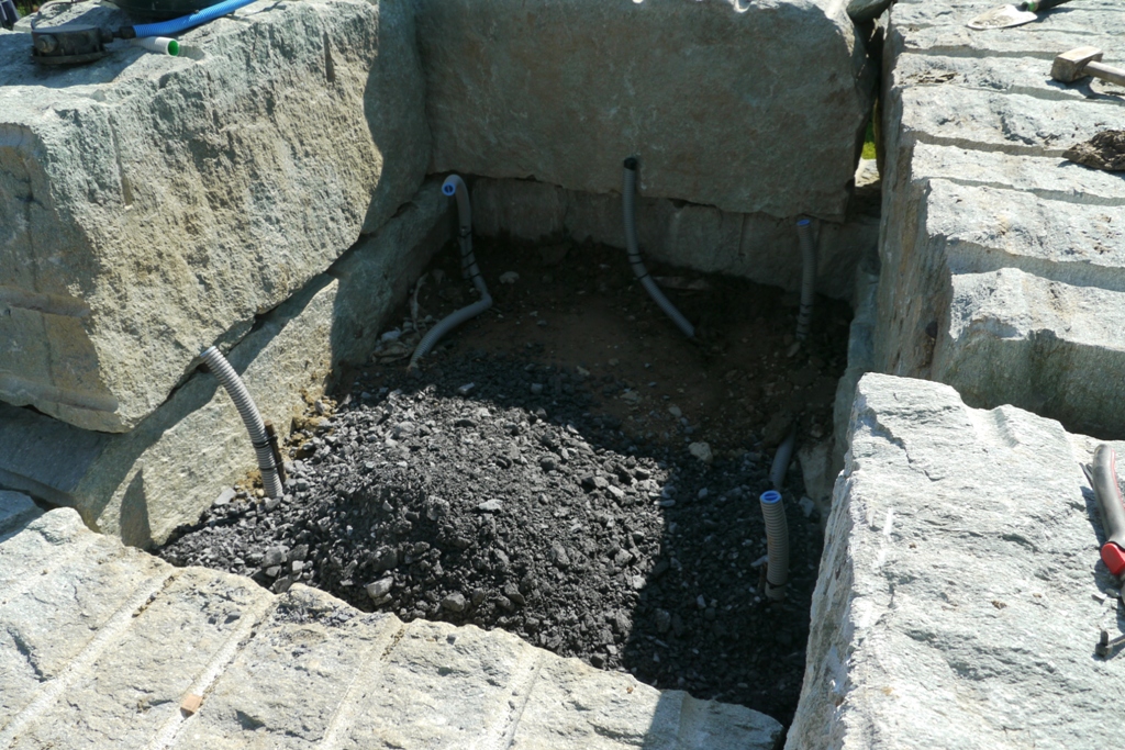 20cm Zwischenschicht aus Sand/Schotter-gemisch, zu Fuss verdichtet