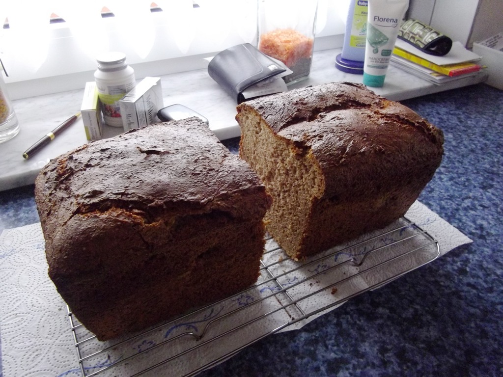 SCHWARZBROT nach Holli!<br /><br />Schmeckt sehr lecker!