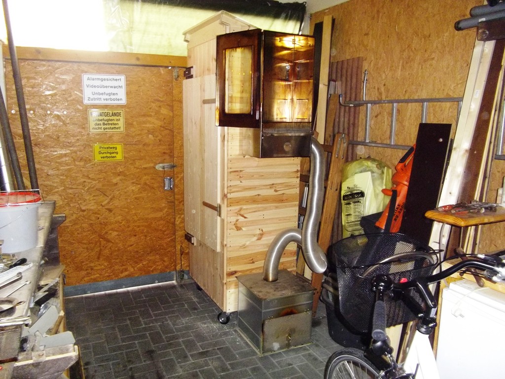 Externer raucherzeuger steht auf dem boden.Kommen noch rollen dran.