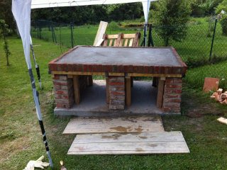 Die Höhe ist bewusst nicht voll ausgeschöpft, denn es müssen noch die Fliesen drauf, also Platz für Kleber und Fliesen lassen.