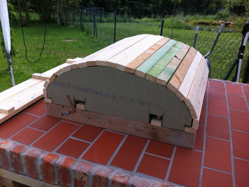 Nochmal hingestellt und Aussenschalung für den Boden ist links vorbereitet.